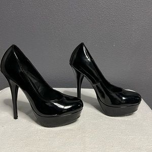 Women’s size 6 Black Platform Pumps